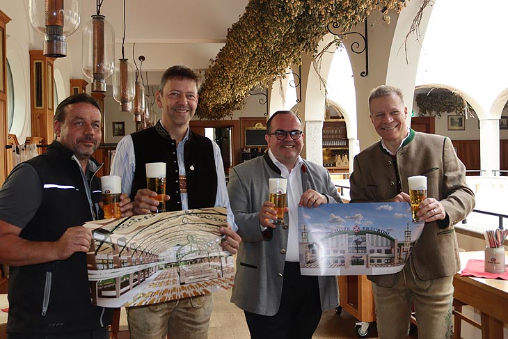Zeltbauer Uli Pletschacher, Wirt Peter Reichert, Wiesn-Chef Clemens Baumgärtner und Hacker-Chef Abdreas Steinfatt mit Archtekturskitze der neuen Bräurosl (©Foto: Martin Schmitz)